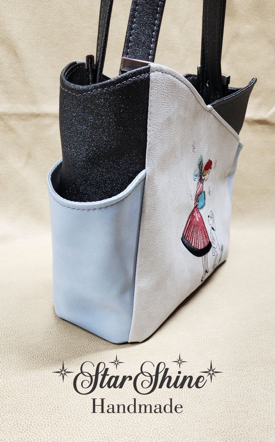 Sparkling Vintage Themed Winter Wonderland. View Showing Side Pocket.