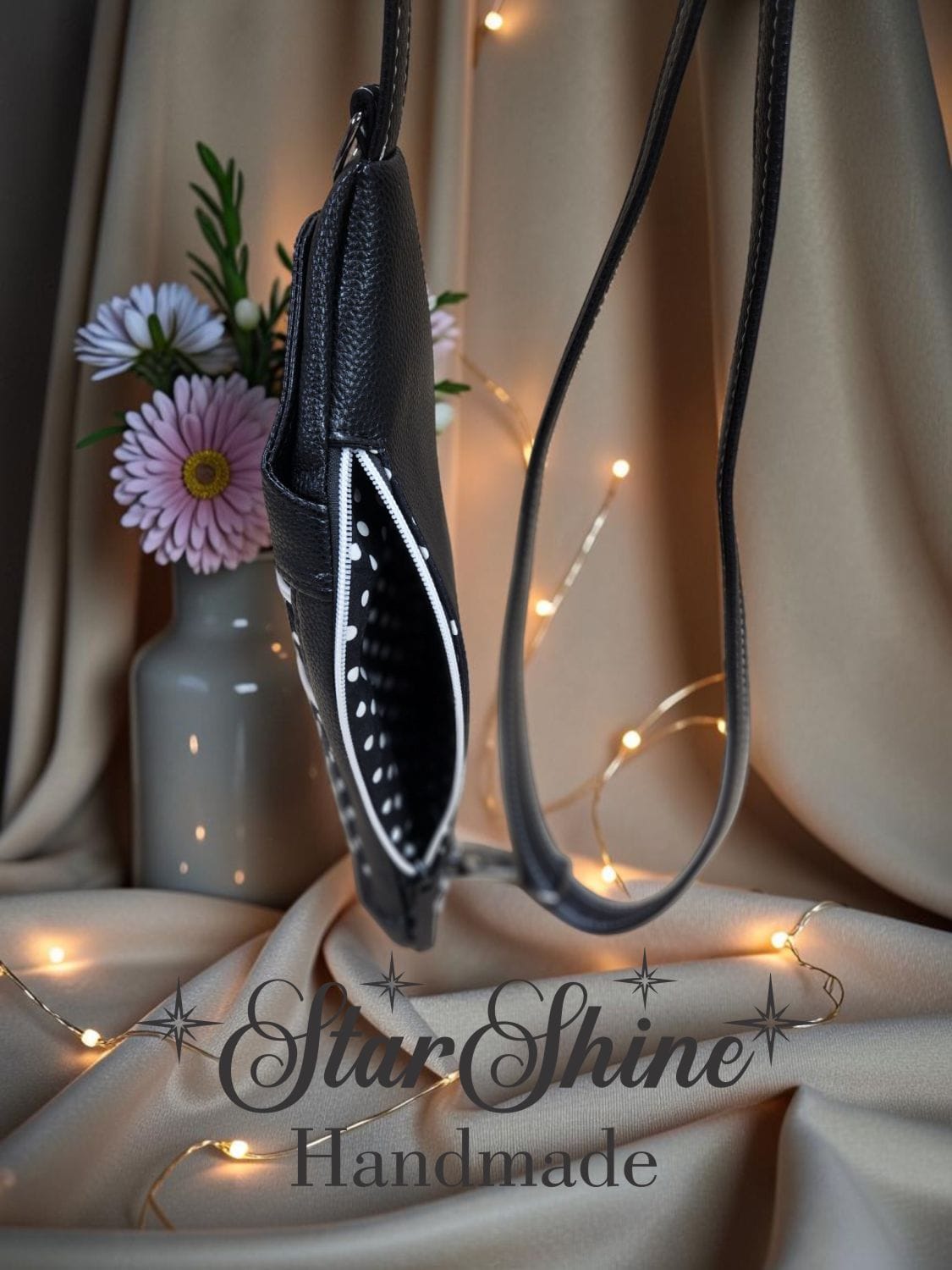 Black and White Polka Dot Fielder. Interior View.